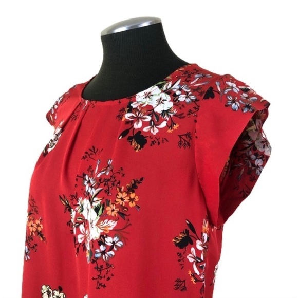 🚨Sweet Rain Red Floral Blouse with cap sleeves and pleated front. Size: Medium. - Picture 10 of 13